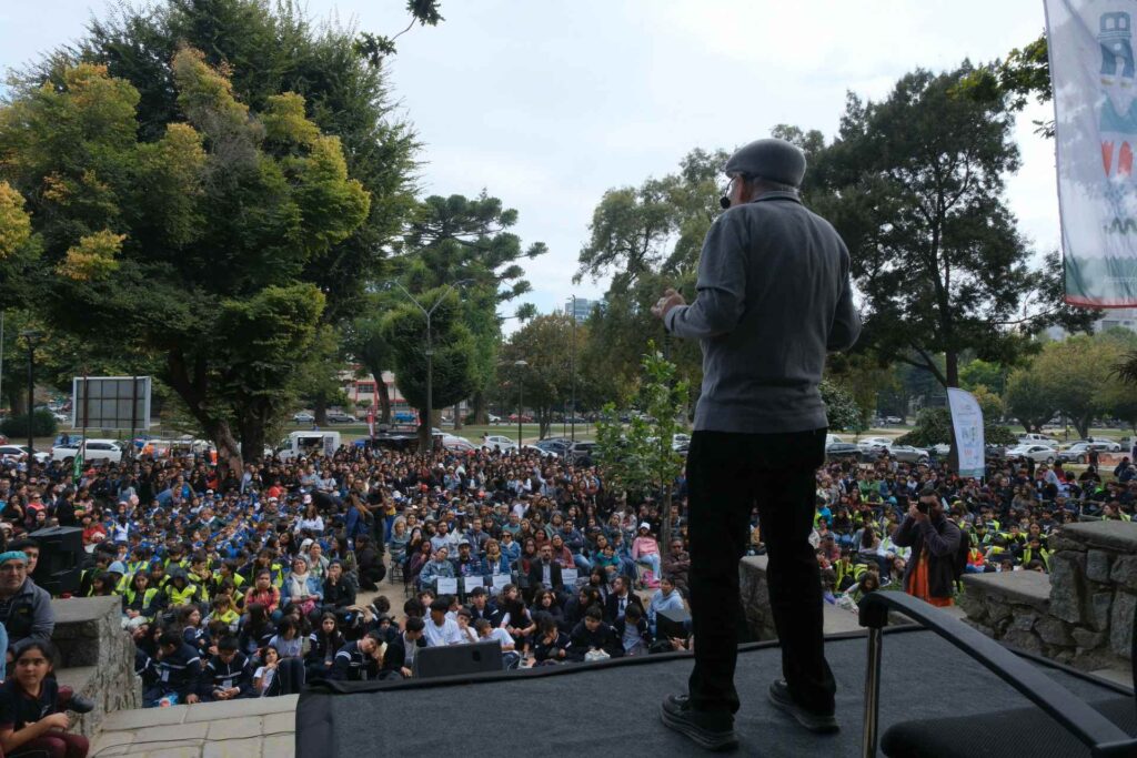Miles de personas exploran el universo con José Maza en una inolvidable jornada en la cascada del Cerro Caracol