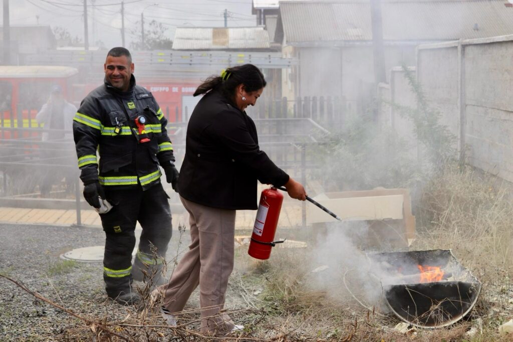 Vecinos de Lebu se capacitan para salvar vidas en zona de alto riesgo de incendios
