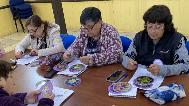 Mujeres del Cerro David Fuentes se capacitan en terapia con Flores de Bach para fortalecer el autocuidado emocional