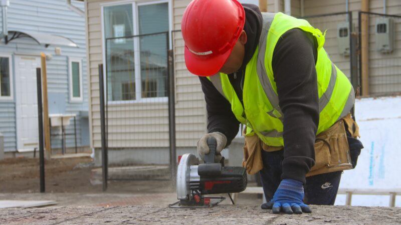 Día del Trabajador: Historias de quienes contribuyen a la construcción de viviendas que también habitarán en el futuro