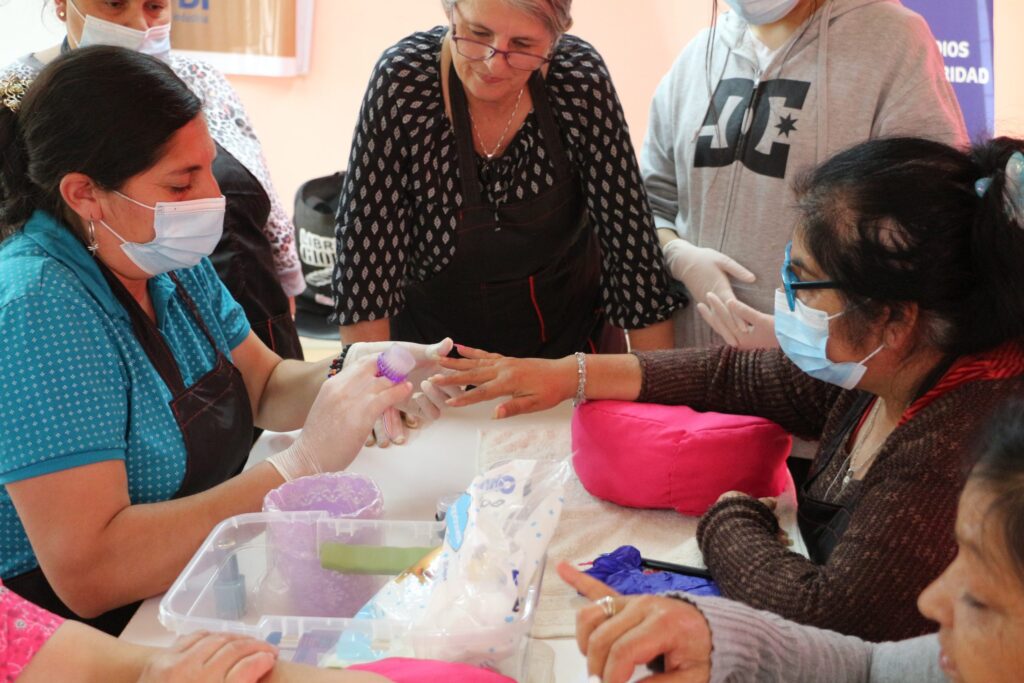 «Manicure como puerta al trabajo»: mujeres de Hualqui se capacitan en belleza para salir del desempleo