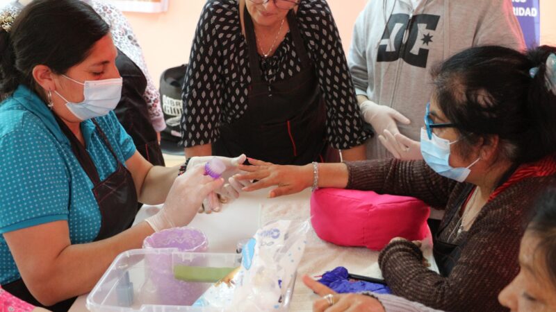 «Manicure como puerta al trabajo»: mujeres de Hualqui se capacitan en belleza para salir del desempleo