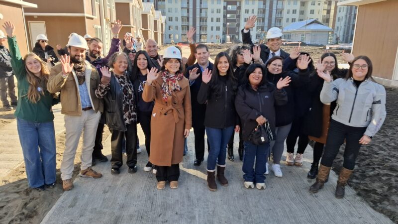 Familias sampedrinas visitan viviendas y departamentos piloto y ya vislumbran su nuevo barrio en Lomas Coloradas