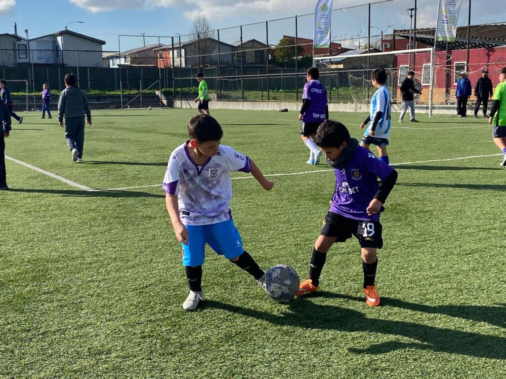Ídolos de Deportes Concepción inspiran a niños y niñas en clínica de fútbol en Parque Los Batros