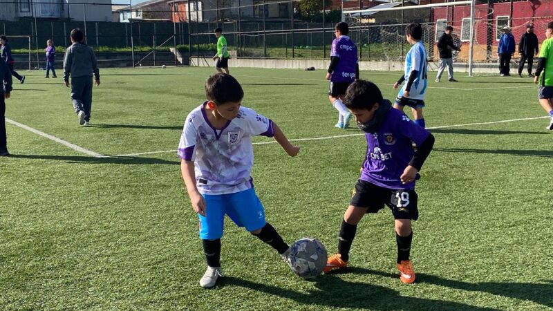 Ídolos de Deportes Concepción inspiran a niños y niñas en clínica de fútbol en Parque Los Batros