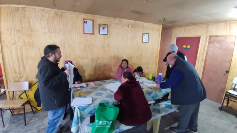 Con colores vecinos de Villa Evangelista cuentan historias en taller de murales comunitarios