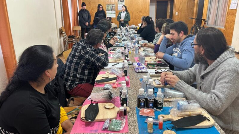 Vecinos de Santa Juana aprenden técnica de resina epóxica para impulsar nuevos emprendimientos