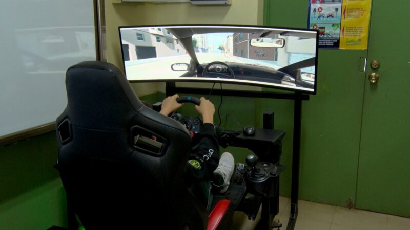 Niñas, niños y jóvenes de Tomé aprenden sobre conducción responsable gracias a innovador simulador en su escuela