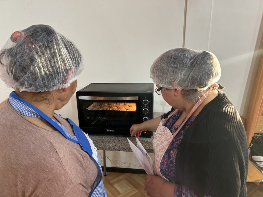 Santa Juana avanza en bienestar comunitario con un taller que enseña a cocinar para mejorar la salud