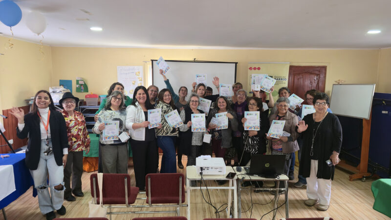 Vecinas de Villa Génesis iluminan su barrio con el cierre del taller de vitrofusión