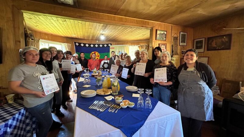 Cocina saludable y raíces locales unen a vecinas de Tirúa urbano en un taller comunitario