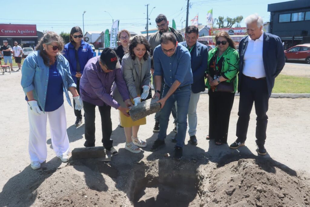 Minvu, municipio y familias de Hualpén colocan primera piedra de nuevas plazas y supervisan avance de pavimentaciones participativas