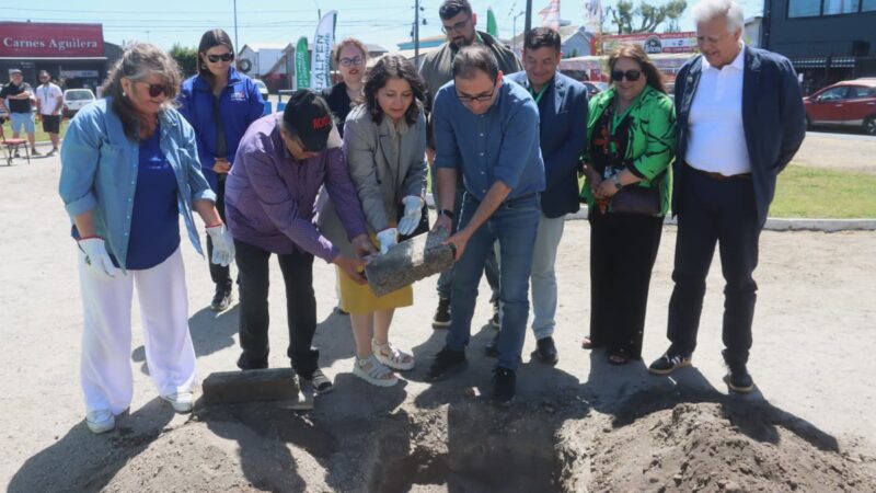 Minvu, municipio y familias de Hualpén colocan primera piedra de nuevas plazas y supervisan avance de pavimentaciones participativas
