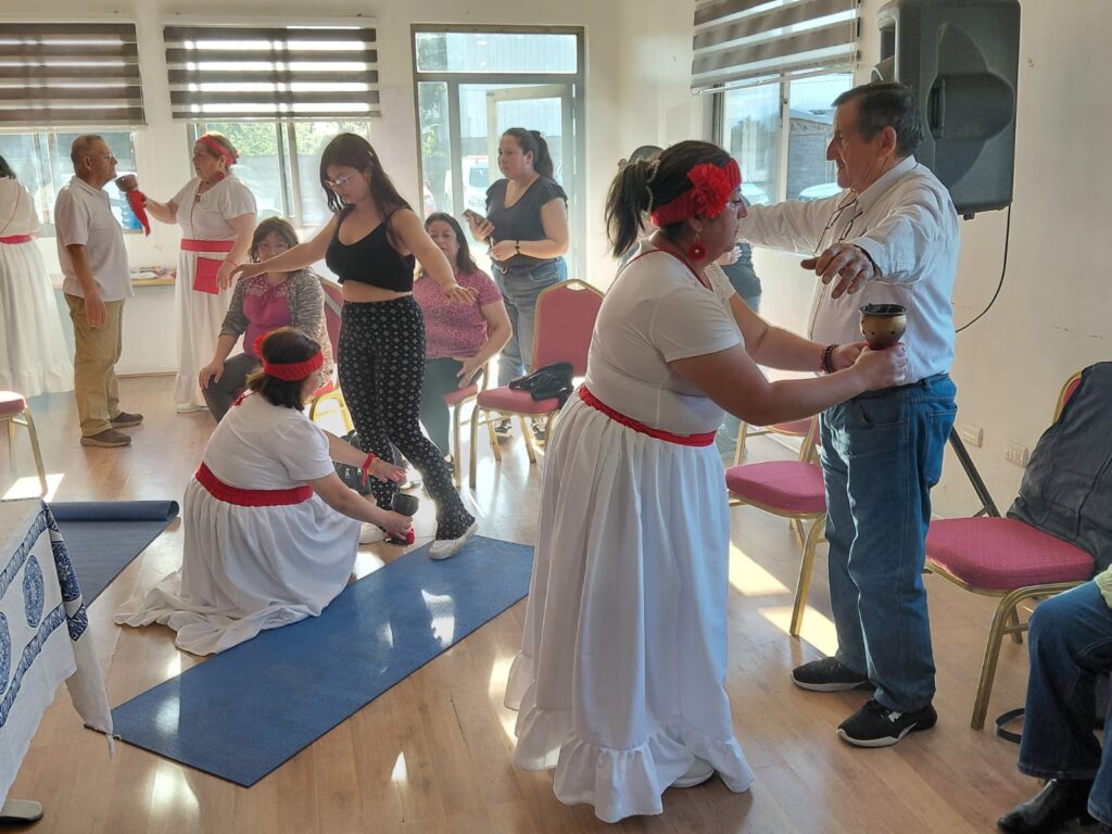 Agrupación de mujeres hualquinas crea para la comunidad un espacio de energía y bienestar a través de sahumerios y sonidoterapia