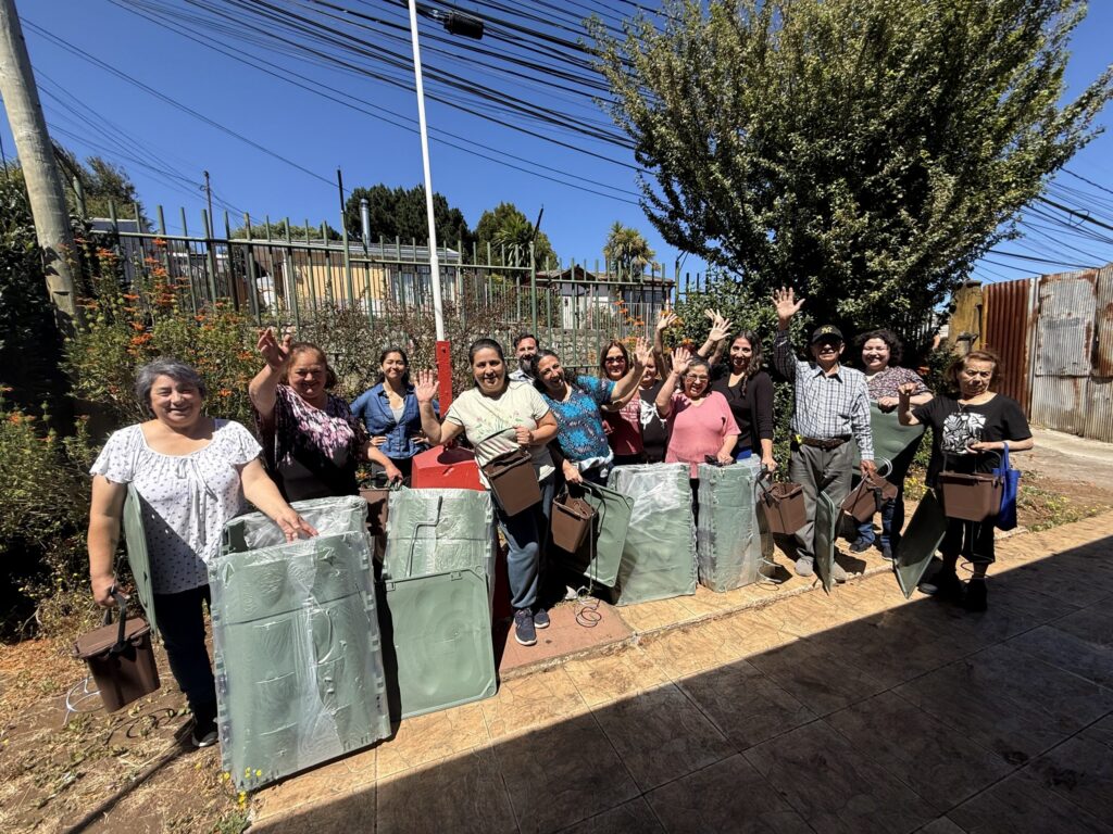 Con entrega de composteras concluye exitoso taller medioambiental y de tratamiento de residuos en Cerro David Fuentes en Talcahuano