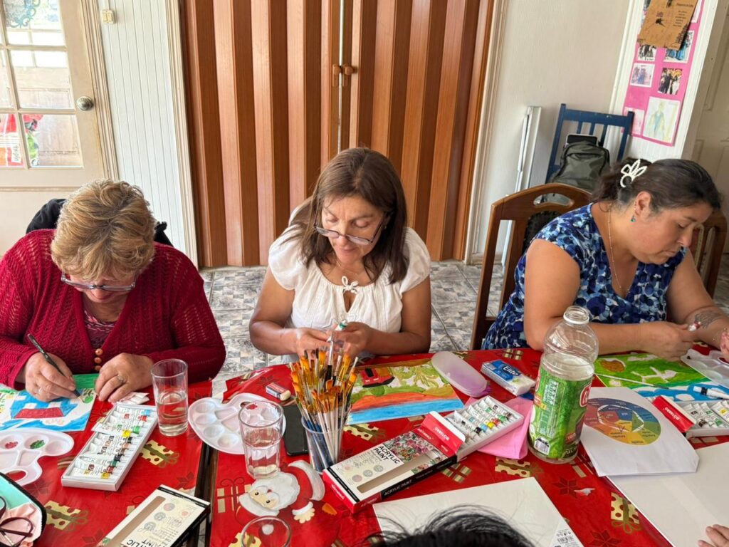 Adultas mayores y cuidadoras de Lebu refuerzan bienestar y creatividad en Taller de Arteterapia