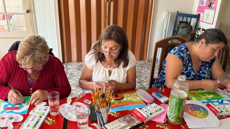 Adultas mayores y cuidadoras de Lebu refuerzan bienestar y creatividad en Taller de Arteterapia