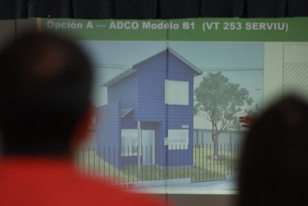 Familias del sector Miramar en Penco eligen modelo de sus viviendas para iniciar reconstrucción tras incendios forestales