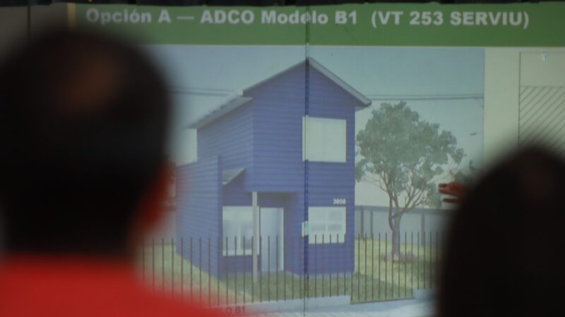 Familias del sector Miramar en Penco eligen modelo de sus viviendas para iniciar reconstrucción tras incendios forestales