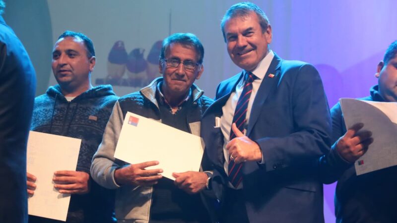 Un sueño hecho realidad: Familias de Villa Jardines del Sur reciben las escrituras de sus viviendas en emotiva ceremonia