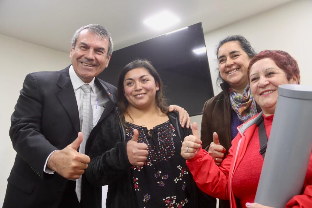Tucapel avanza en soluciones habitacionales con entrega de 55 escrituras y 51 subsidios para familias de la comuna