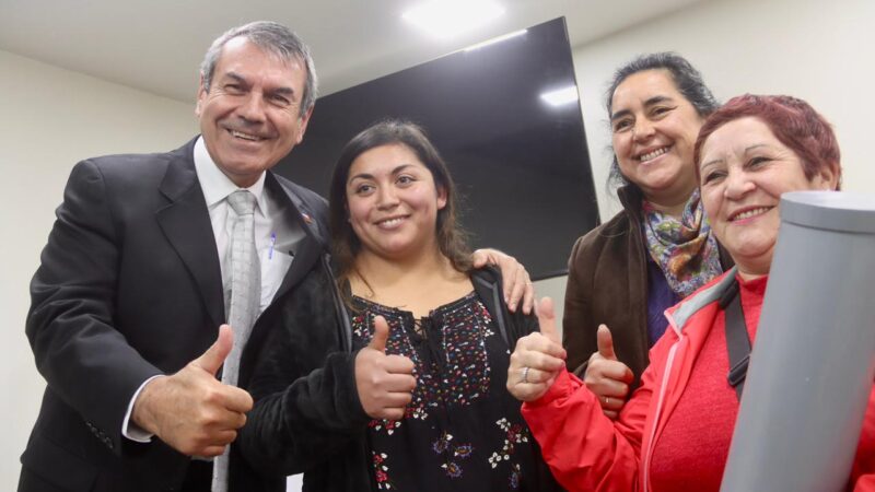 Tucapel avanza en soluciones habitacionales con entrega de 55 escrituras y 51 subsidios para familias de la comuna