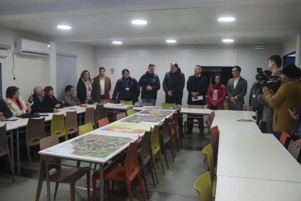 Ministro Ivan Poduje anuncia en Punta de Parra terreno para proyectar 320 viviendas destinadas a familias afectadas por incendios