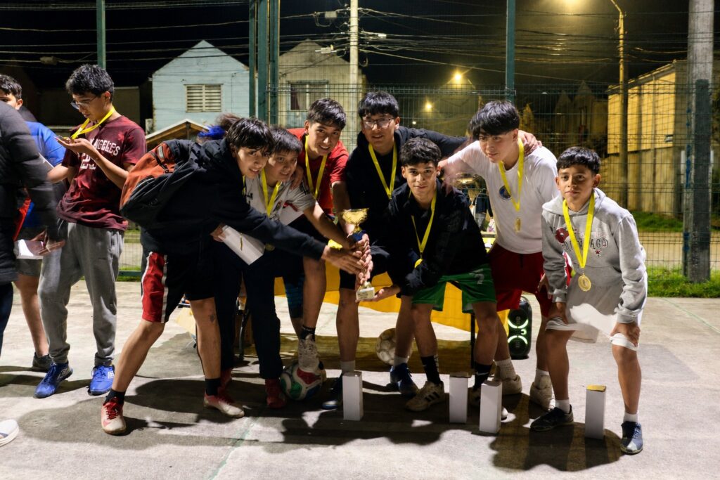 Niños y jóvenes de Hualqui cerraron tres años de talleres deportivos impulsados por Quiero mi Barrio