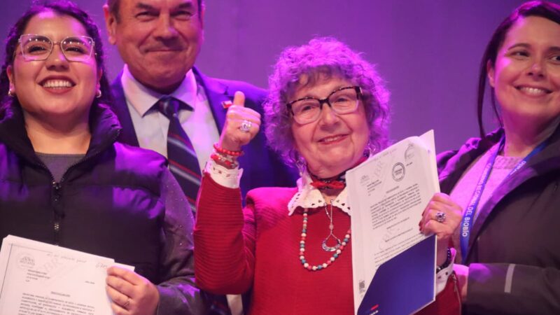 Beneficiarios de Esperanza de Los Santos, en Los Ángeles, cierra un ciclo de 14 años tras recibir escrituras de sus viviendas