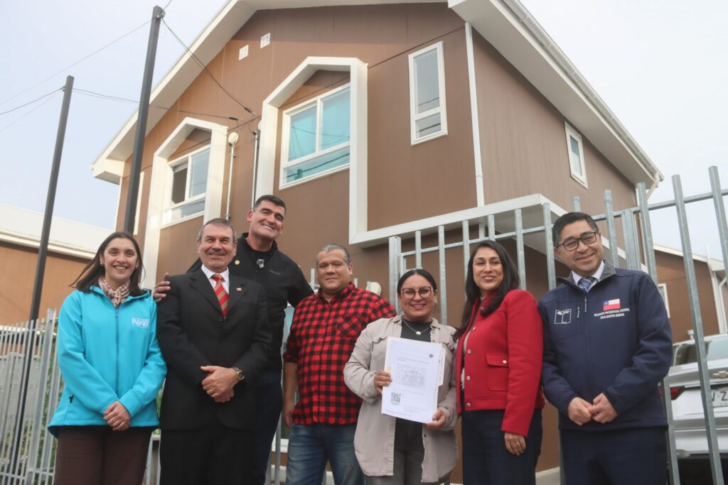 Autoridades sorprenden a vecinos de San Pedro de la Paz con entrega de escrituras en particular “puerta a puerta”