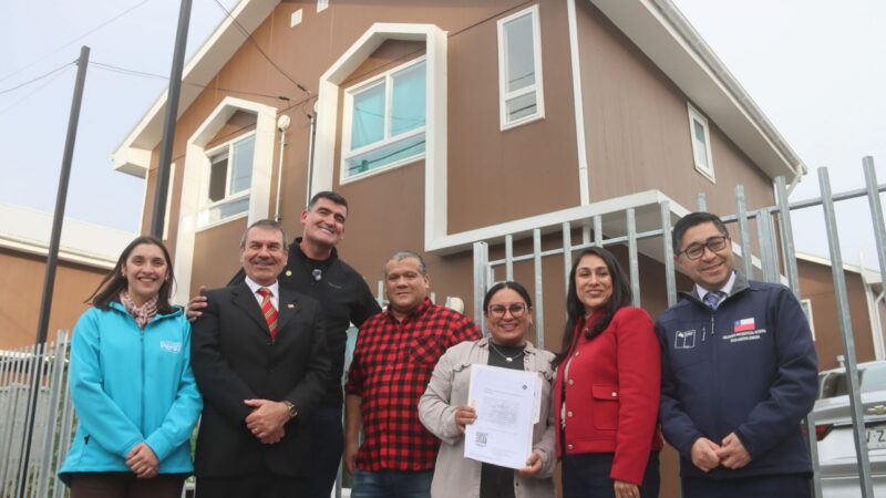 Autoridades sorprenden a vecinos de San Pedro de la Paz con entrega de escrituras en particular “puerta a puerta”