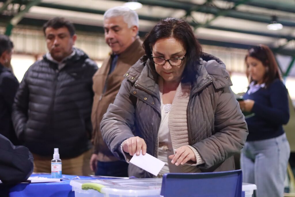 Ministro Poduje anuncia detalles del proyecto elegido por las familias de Ríos de Chile para su nuevo conjunto habitacionalconjunto