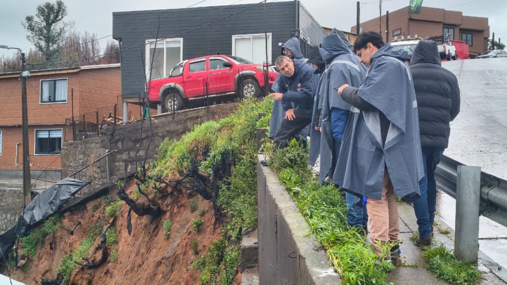 Minvu despliega equipos en terreno para monitorear efectos del sistema frontal y reforzar medidas preventivas