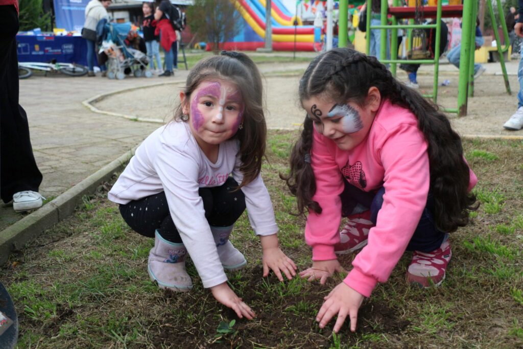 Niñas y niños de La Rinconada y Rucalhue dejan su huella con plantación de árboles nativos