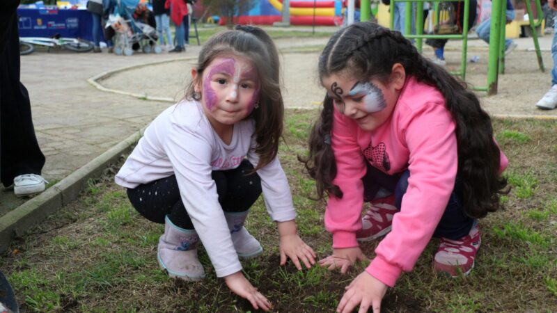 Niñas y niños de La Rinconada y Rucalhue dejan su huella con plantación de árboles nativos