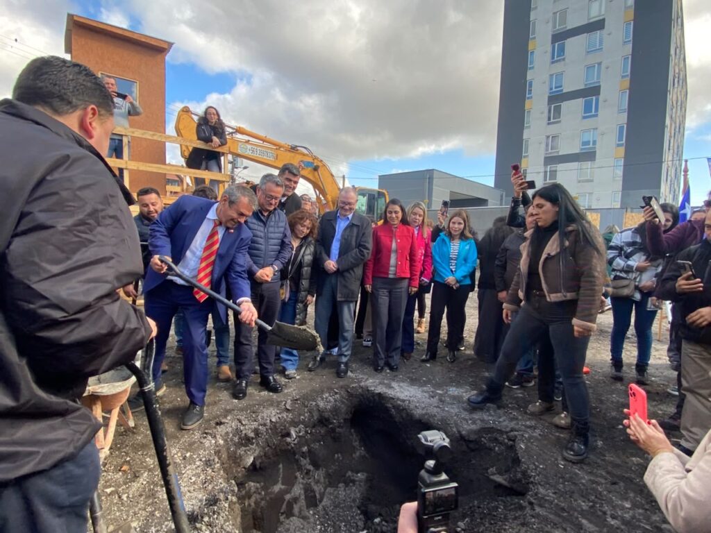 Instalación de primera piedra en “Portal del Río” consolida Plan de Regeneración del MINVU en Ribera Norte