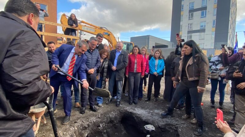 Instalación de primera piedra en “Portal del Río” consolida Plan de Regeneración del MINVU en Ribera Norte