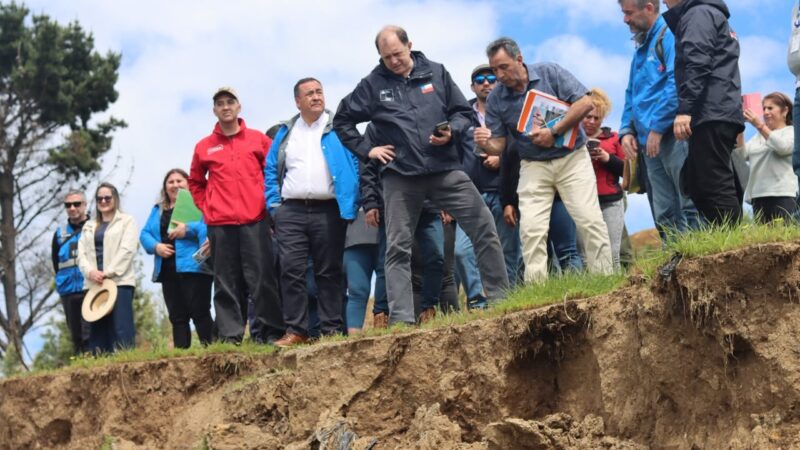 Ministro Ivan Poduje visita a familias en la comuna de Arauco afectadas por grietas y anuncia medidas para protegerlas