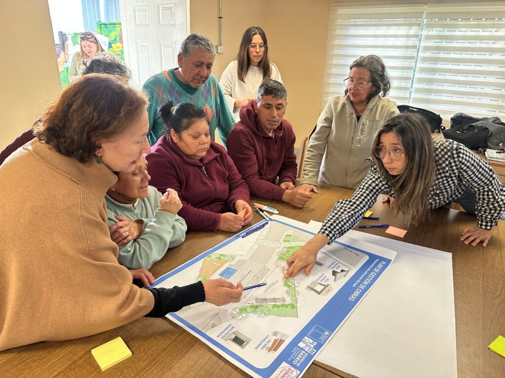 Vecinos de Lirquén aportan ideas a diseños de plazas y accesos a sus barrios