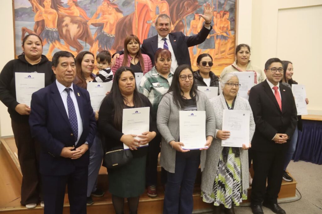 Tras 17 años de espera 58 familias de Los Domínicos en Cañete se transforman en propietarios de sus viviendas 