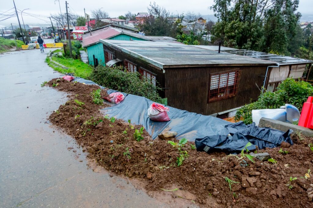 Minvu inicia obras para recuperar conectividad y seguridad de vecinos del cerro Zaror en Talcahuano
